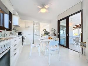 Кухня или мини-кухня в The White Villa by Seaviews
