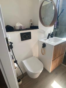 Bilik mandi di Dana Apartment