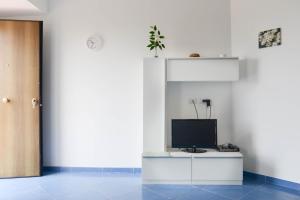 TV a/nebo společenská místnost v ubytování Appartamenti Le Giare Acciaroli