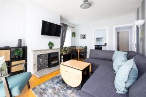 TV a/nebo společenská místnost v ubytování Chic 2Bed With Canal Views-15 Min To Kilmainham Gaol