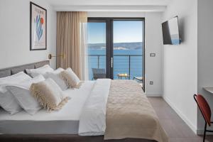 Postel nebo postele na pokoji v ubytování Seaview Villa Aria: Spectacular 3-bedroom Retreat + 42 fotografií