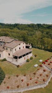 an aerial view of a large house with a yard at Tenuta Bellingeri - Locanda del Barco in Sant' Agata fossili