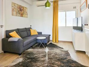ein Wohnzimmer mit Sofa und Fernseher in der Unterkunft One bedroom apartment central Fuengirola in Santa Fe de los Boliches