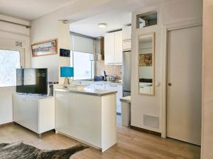 eine Küche mit weißen Schränken und einer Arbeitsplatte in der Unterkunft One bedroom apartment central Fuengirola in Santa Fe de los Boliches