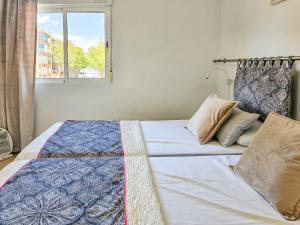 ein Schlafzimmer mit einem großen Bett mit Fenster in der Unterkunft One bedroom apartment central Fuengirola in Santa Fe de los Boliches