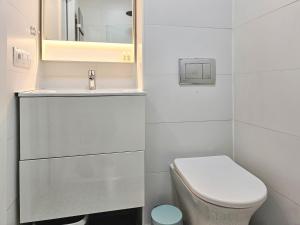 ein weißes Badezimmer mit Toilette und Waschbecken in der Unterkunft One bedroom apartment central Fuengirola in Santa Fe de los Boliches + 29 Fotos