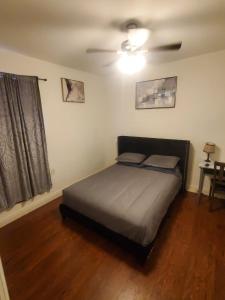 Katil atau katil-katil dalam bilik di Cozy, unique & Private apartment in Spring near IAH
