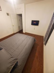 Katil atau katil-katil dalam bilik di Cozy, unique & Private apartment in Spring near IAH