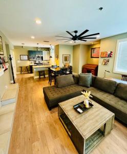 un salon avec un canapé et une table dans l'établissement Medical District Condo, à Fort Worth