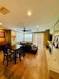 un salon avec une table et un canapé dans l'établissement Medical District Condo, à Fort Worth