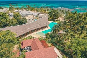 een luchtzicht op het huis en de oceaan bij Charming two-bedroom apartment in Las Terrenas in Las Terrenas