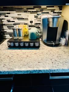 un comptoir de cuisine avec une cafetière et une cafetière dans l'établissement Medical District Condo, à Fort Worth