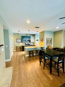 un salon avec une table et des chaises et une cuisine dans l'établissement Medical District Condo, à Fort Worth 28 autres photos