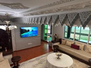 Televisyen dan/atau pusat hiburan di Espectacular apartamento a pie de playa