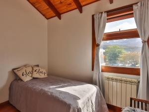 Giường trong phòng chung tại Casa con Quincho, Playroom y jardín en Ushuaia