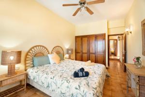 a bedroom with a bed and a ceiling fan at Gigantes Apartament Sea View in Acantilado de los Gigantes