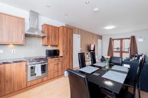 a kitchen and dining room with a table and chairs at Contractors Wow! 5 Bedrooms 10 Guests Free Parking in Basingstoke