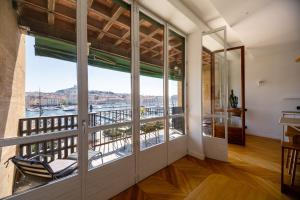 Ein Balkon oder eine Terrasse in der Unterkunft Superbe Appartement, vue Notre Dame de la Garde, Vieux port