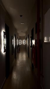 ein Flur in einem Gebäude mit Lichtern an den Wänden in der Unterkunft Otto Hotel in Governador Valadares