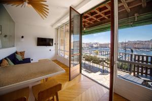 Ein Balkon oder eine Terrasse in der Unterkunft Superbe Appartement, vue Notre Dame de la Garde, Vieux port