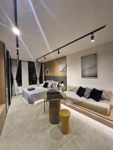 duża sypialnia z 2 łóżkami i stołem w obiekcie Studio moderno no Centro do RJ w mieście Rio de Janeiro