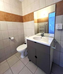 een badkamer met wastafel en toilet bij SAINT FLORENT - Studio 3 pers balcon vue mer FLO127 in Saint-Florent +9 foto's