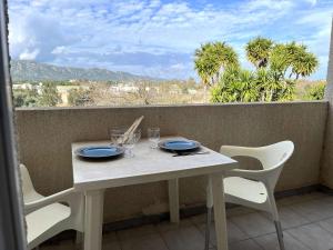 een witte tafel en stoelen op een balkon bij SAINT FLORENT - Studio 3 pers balcon vue mer FLO127 in Saint-Florent