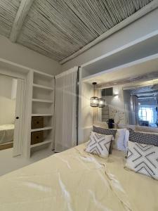 En eller flere senge i et værelse på Loft 2 Beachfront Porto Faro