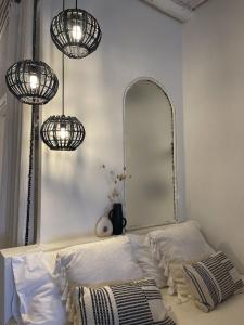 En eller flere senge i et værelse på Loft 2 Beachfront Porto Faro + 54 billeder