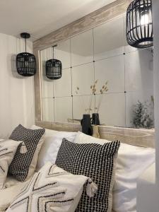 En eller flere senge i et værelse på Loft 2 Beachfront Porto Faro