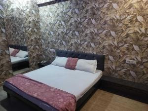 Postel nebo postele na pokoji v ubytování Hotel O Shubkamna