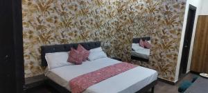 Postel nebo postele na pokoji v ubytování Hotel O Shubkamna