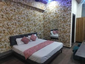 Postel nebo postele na pokoji v ubytování Hotel O Shubkamna