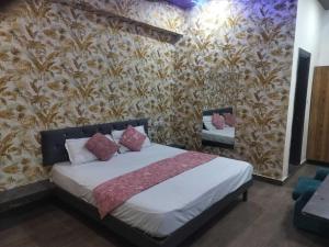 Postel nebo postele na pokoji v ubytování Hotel O Shubkamna
