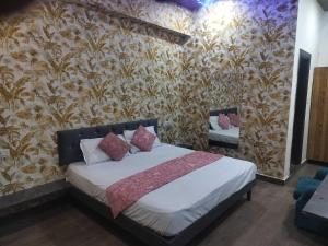Postel nebo postele na pokoji v ubytování Hotel O Shubkamna