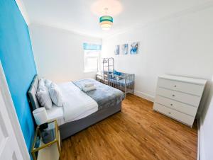 a small bedroom with a bed and a dresser at Budget 2BDR apartment 6PPL in Teddington +6 photos