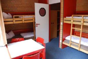 Habitación con 2 literas, mesa y escritorio. en Jugendherberge Berlin - Am Wannsee, en Berlín