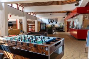 una gran mesa de futbolín en medio de una habitación en Jugendherberge Berlin - Am Wannsee, en Berlín