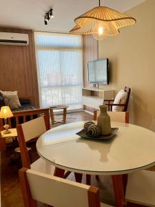 巴拉那Apart ESPAÑA的带桌子的客厅和餐厅