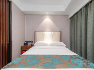 Rúm í herbergi á Yancheng Prince Hotel Financial City European Style Flower Street Branch