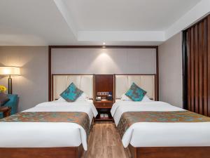 Rúm í herbergi á Yancheng Prince Hotel Financial City European Style Flower Street Branch