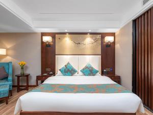 Rúm í herbergi á Yancheng Prince Hotel Financial City European Style Flower Street Branch