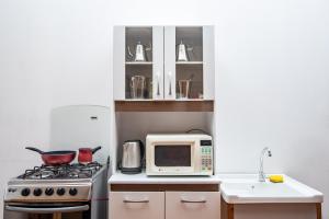 una cucina con fornelli e microonde di Alojamiento en Centro Histórico Cusco a Cuzco