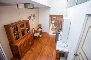 una cucina con pavimento in legno e frigorifero di Alojamiento en Centro Histórico Cusco a Cuzco