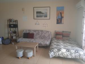 Postel nebo postele na pokoji v ubytování Xylophagou Larnaca Ayia Napa 1 bedroom apartment