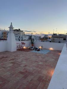 un patio con un faro en la azotea de un edificio en Casa Dar Alma, en Vila Real de Santo António