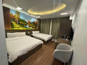 Postel nebo postele na pokoji v ubytování Hanoi Van Hoa Hotel