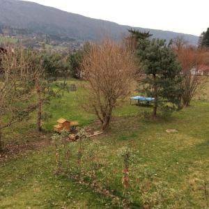 - une vue sur un champ avec une table de pique-nique et des arbres dans l'établissement Studio Lac et Tournette, à Saint-Jorioz