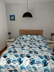 łóżko z niebiesko-białą kołdrą w sypialni w obiekcie Loft luminoso Alcorcón M-40 Madrid w mieście Alcorcón +37 zdjęć