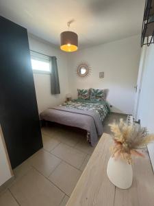 Ένα ή περισσότερα κρεβάτια σε δωμάτιο στο Studio cosy avec climatisation et terrasse